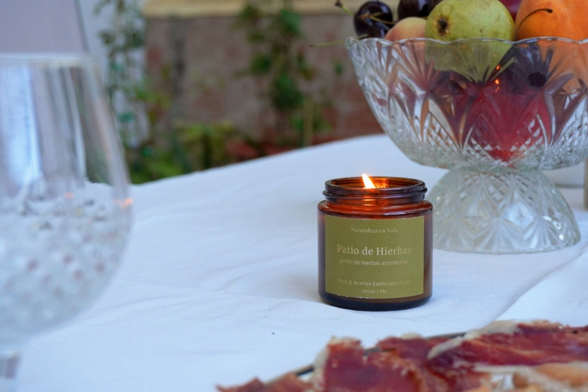 Vela aromática Patio de Hierbas de Naturaleza en Vela encendida en mesa de jardín, repelente natural de insectos con aceites esenciales