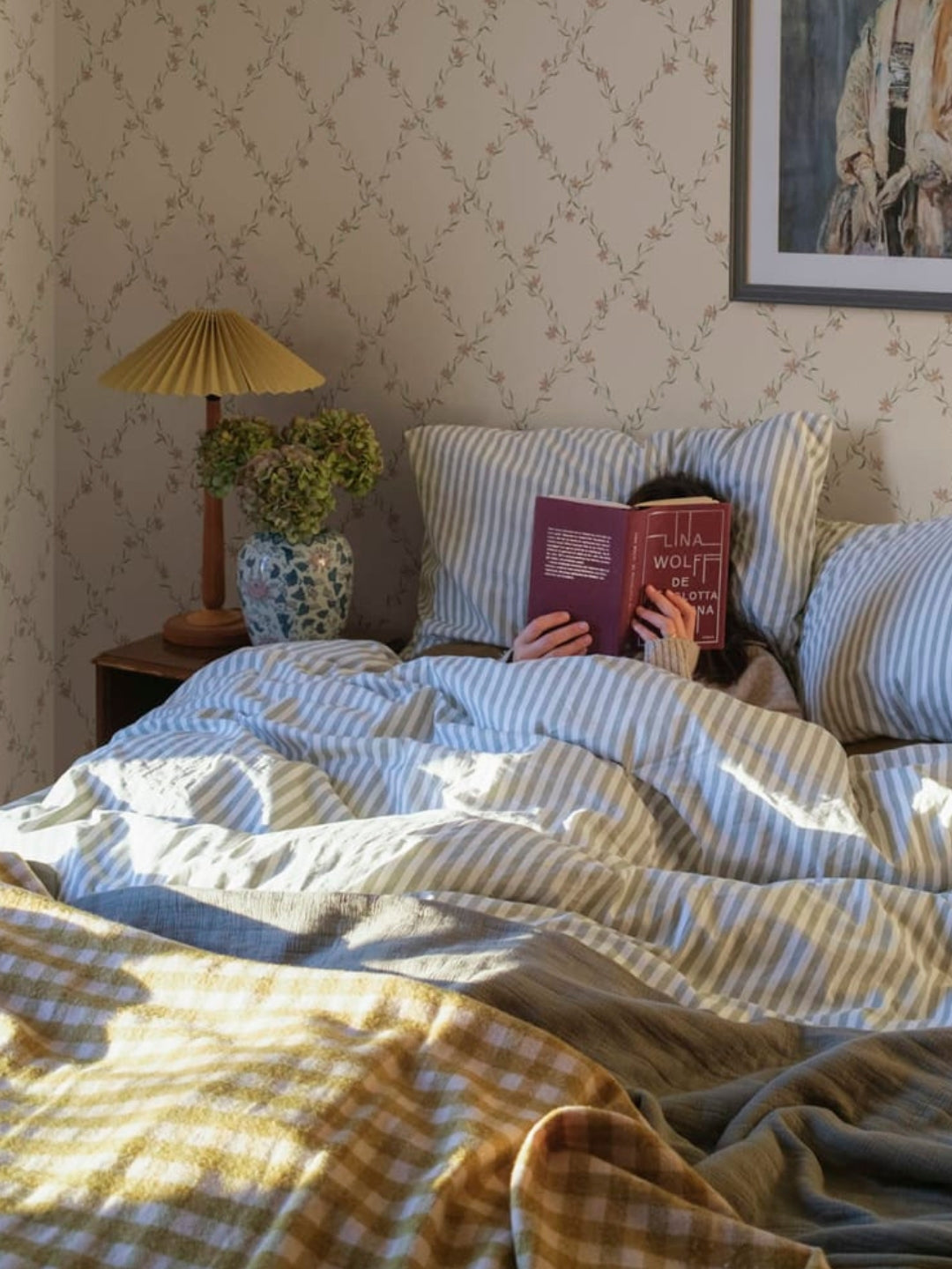 Cama acogedora con luz cálida para un ritual de descanso consciente