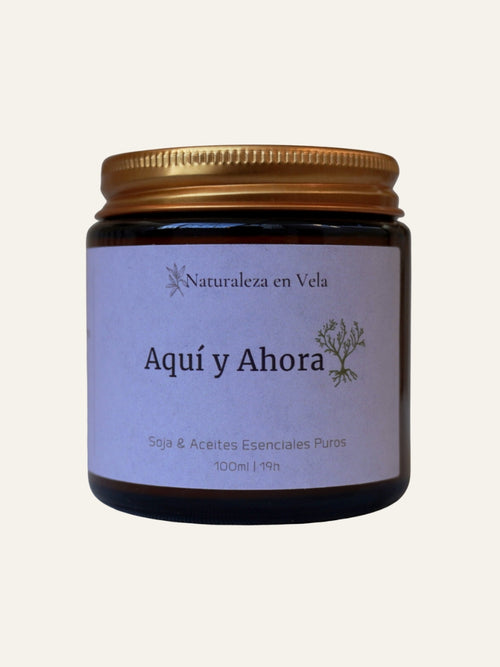 Vela artesanal Aquí y Ahora de Naturaleza en Vela sobre fondo neutro — vela de aromaterapia con bergamota y patchouli para volver al presente