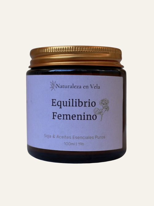 Vela artesanal Equilibrio Femenino de Naturaleza en Vela sobre fondo neutro — vela de aromaterapia con salvia sclarea y geranio para acompañar el ciclo menstrual