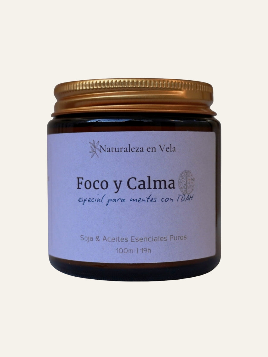 Vela artesanal Foco y Calma de Naturaleza en Vela sobre fondo neutro, vela de aromaterapia con vetiver y romero para la concentración