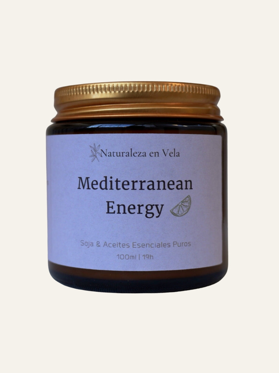 Vela artesanal Mediterranean Energy de Naturaleza en Vela sobre fondo neutro, vela de aromaterapia con limón y lemongrass para renovar la energía