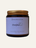 Vela artesanal Ovejita de Naturaleza en Vela sobre fondo neutro — vela de aromaterapia con lavanda y ylang ylang para el descanso