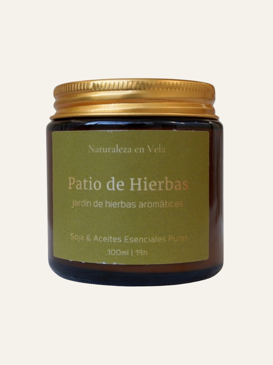 Vela artesanal Patio de Hierbas de Naturaleza en Vela sobre fondo neutro. Vela repelente natural de insectos con lemongrass y citronela